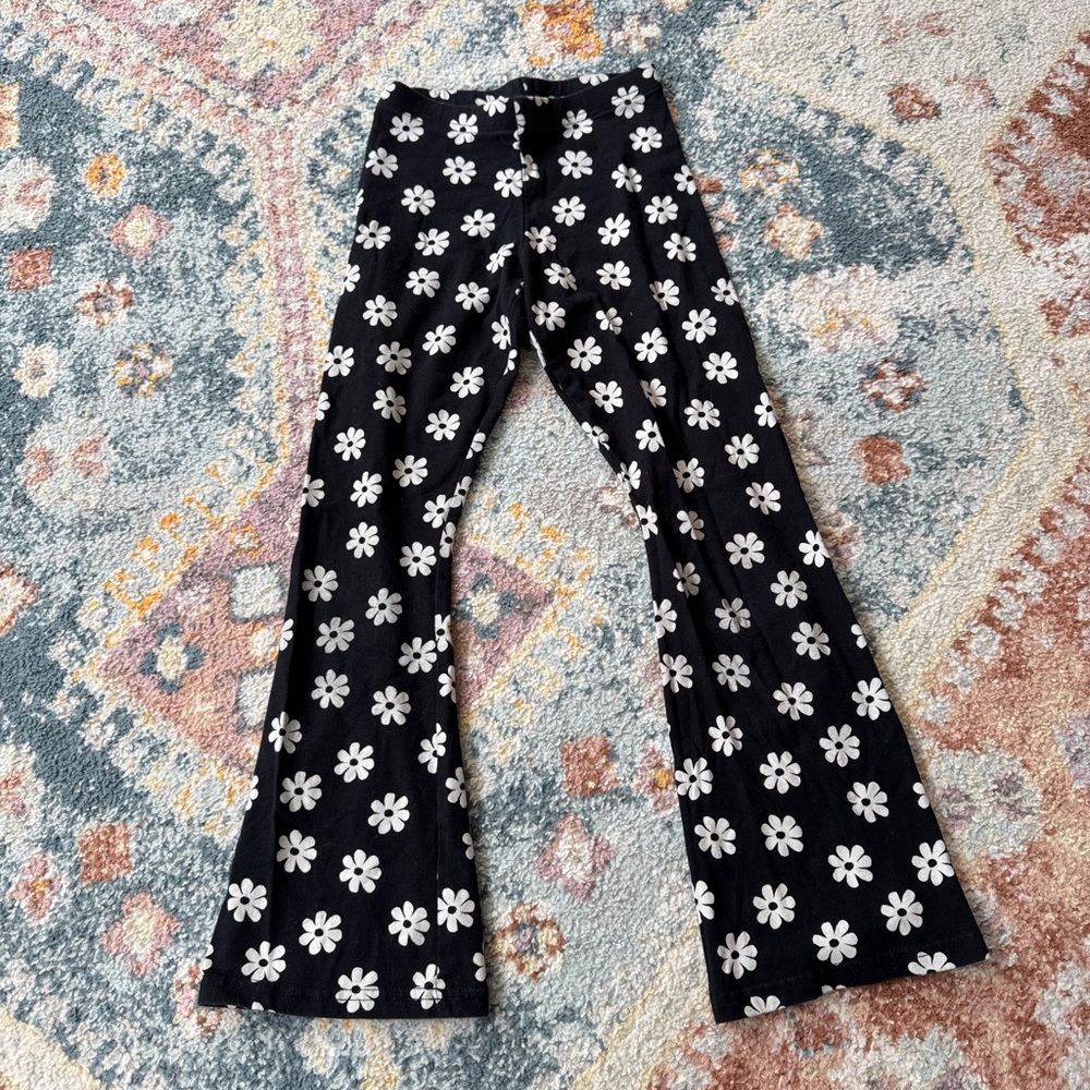 Old Navy Girls 8 Medium Flared Leggings Daisy Print Black White Flares
